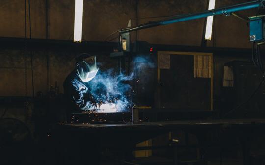 乐视钢铁的一名焊工在一个风力涡轮机项目上工作.